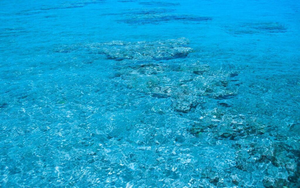 Agua cristalina sobre un arrecife de coral