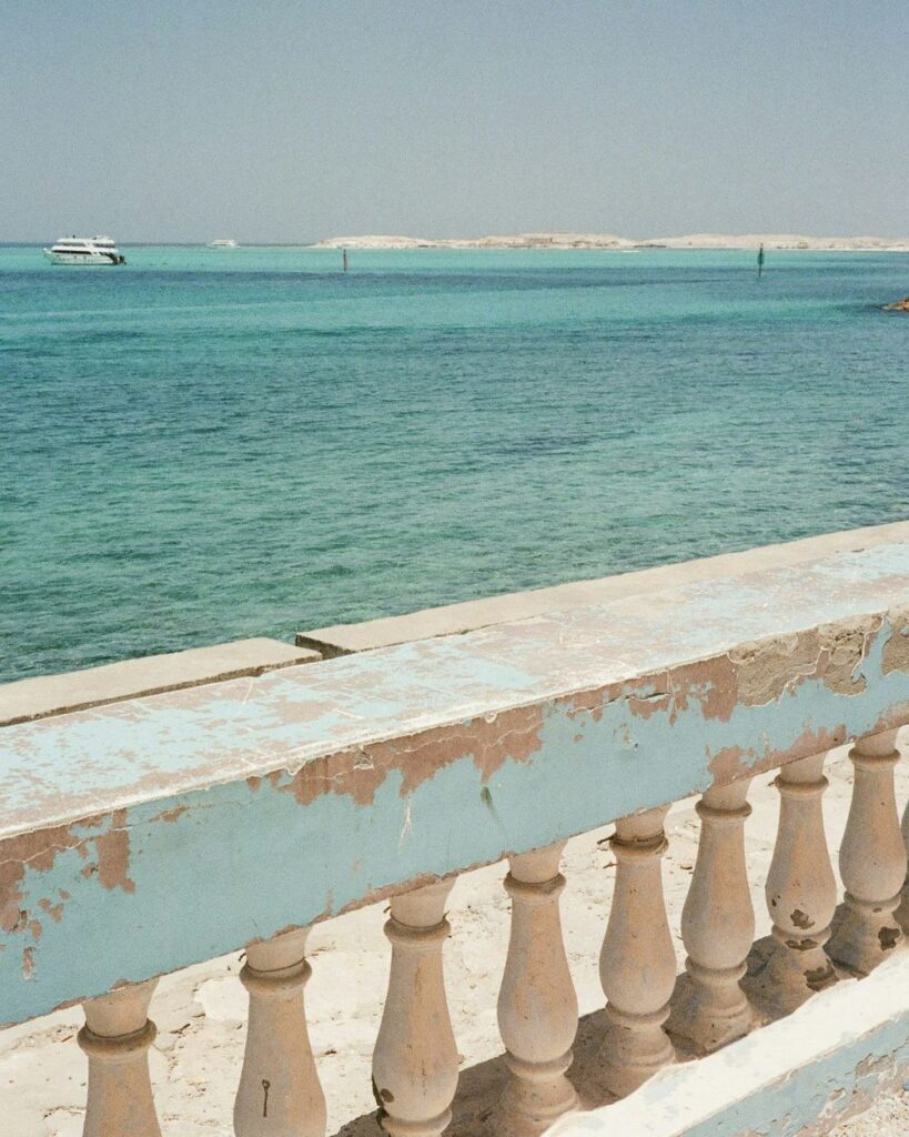 Vista del mar desde un balcón con baranda