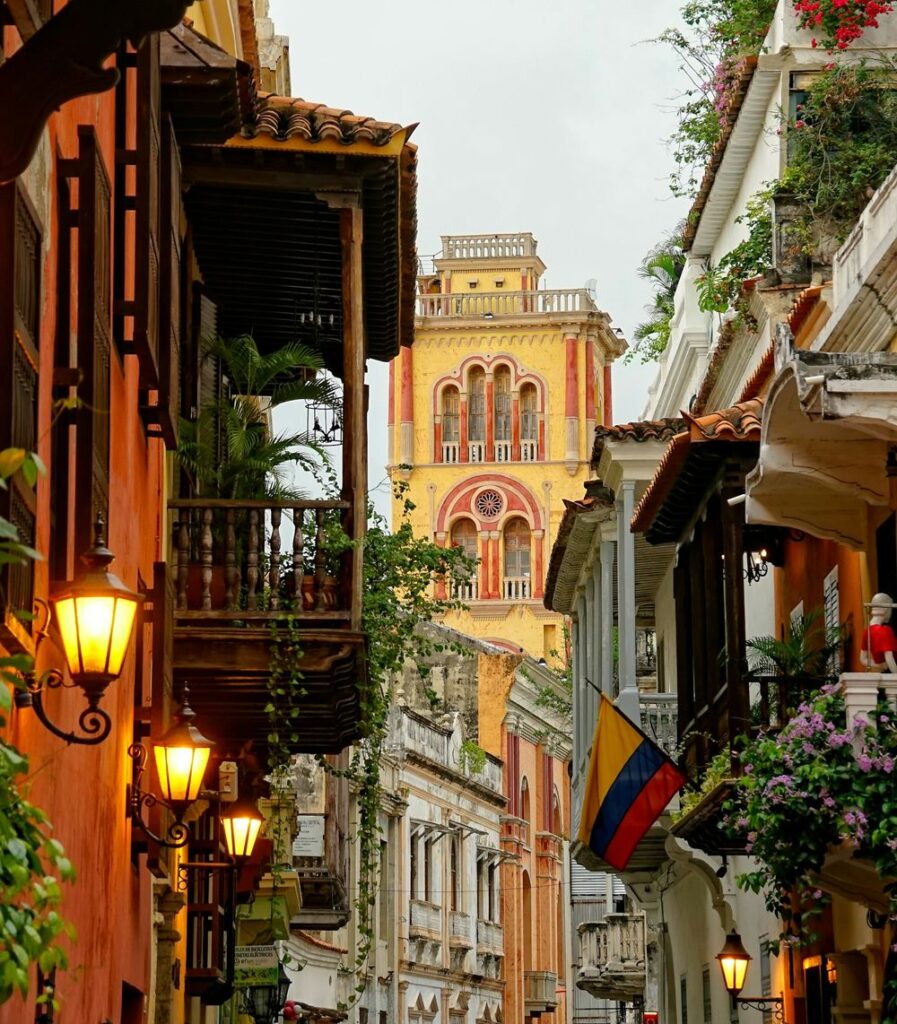 Calle colonial de Cartagena con balcones y faroles