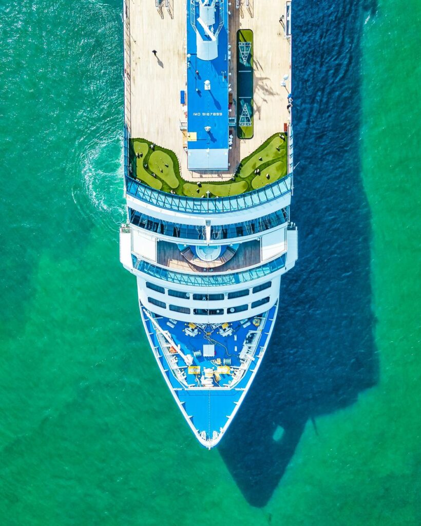 Vista aérea de un crucero en aguas turquesa
