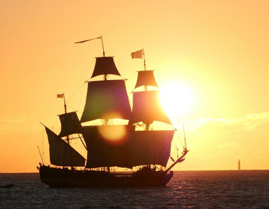 Velero de época a contraluz en el atardecer