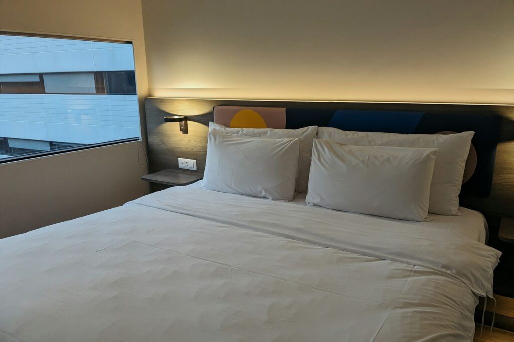 Habitación de hotel con cama de ropa blanca