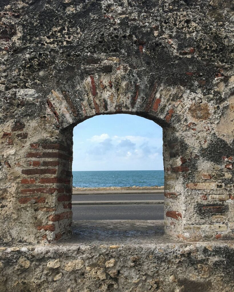 El mar visto a través de una abertura en una muralla antigua de Cartagena