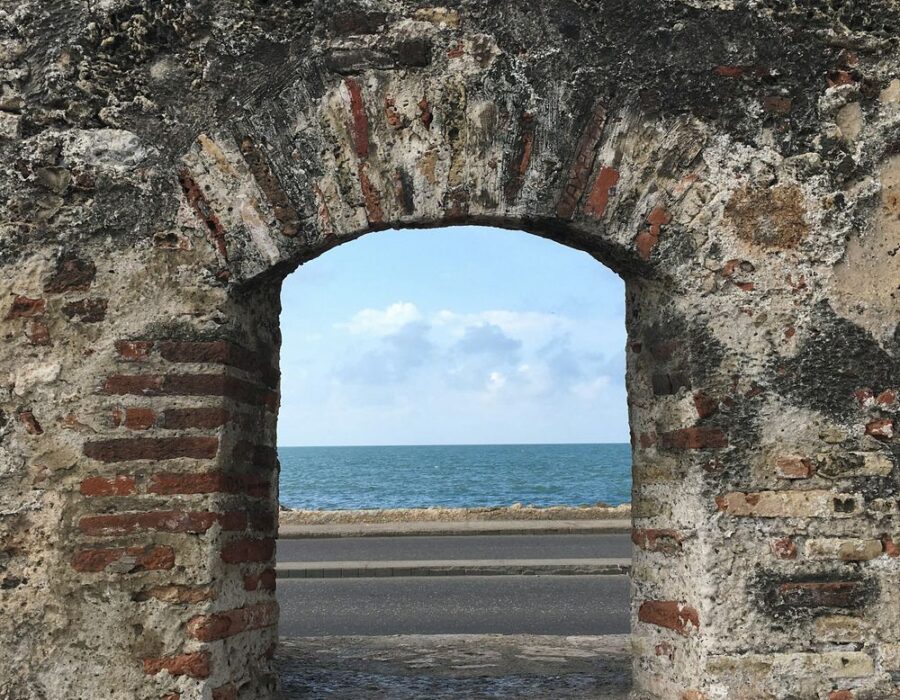 El mar visto a través de una abertura en una muralla antigua de Cartagena