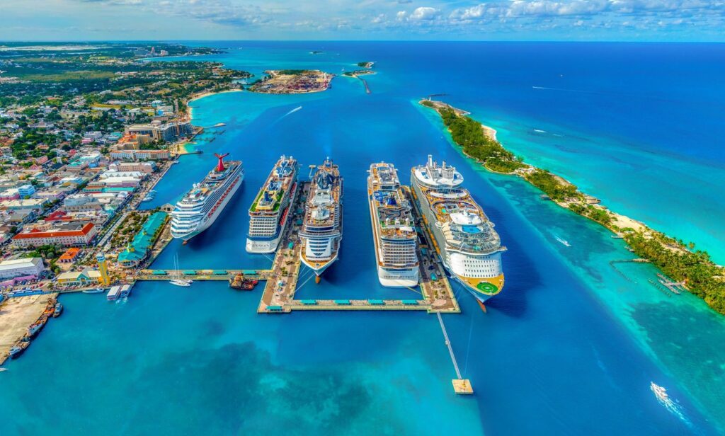 Cruceros atracados en un puerto del Caribe, vista aérea