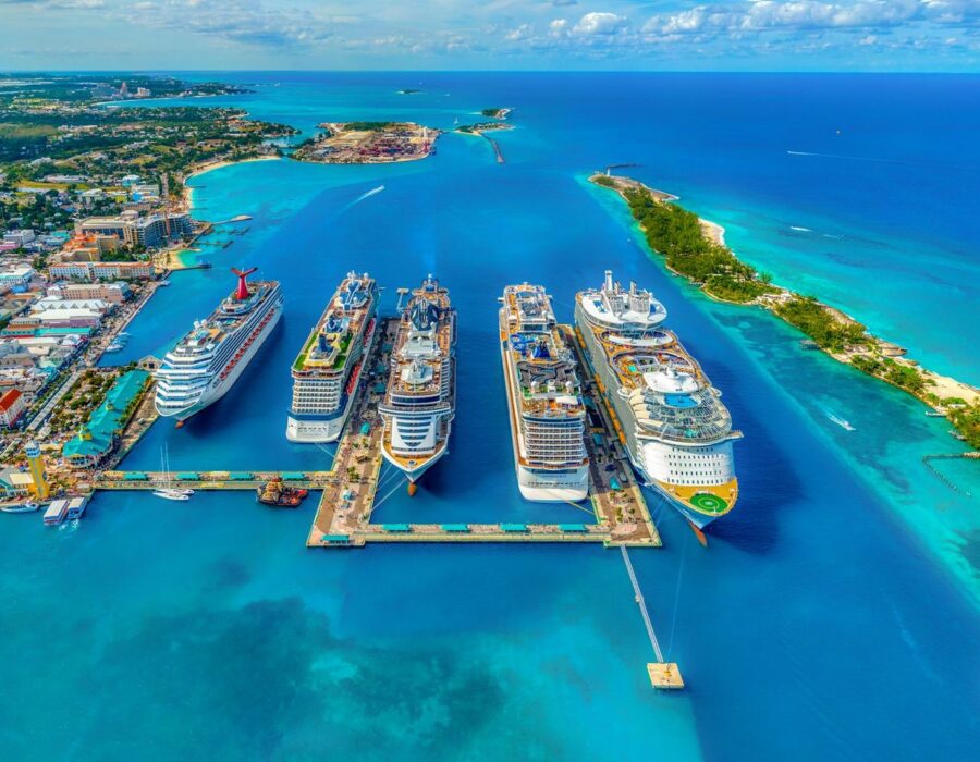 Cruceros atracados en un puerto del Caribe, vista aérea