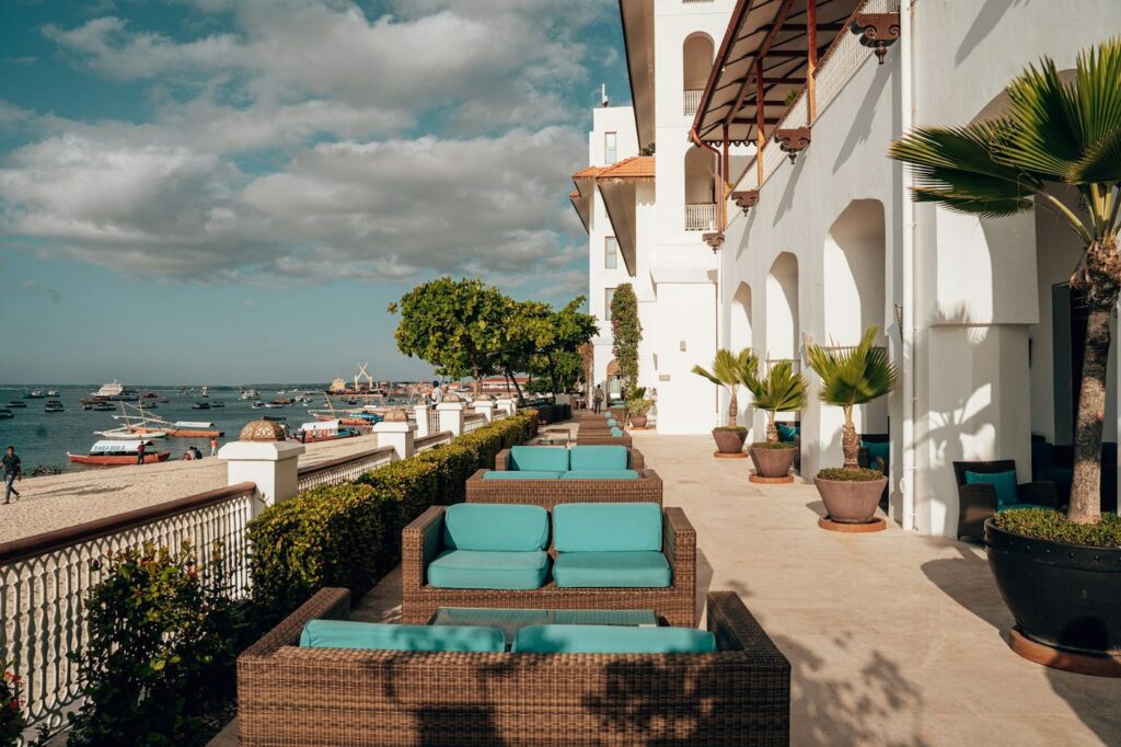 Terraza de hotel con sofás frente al mar