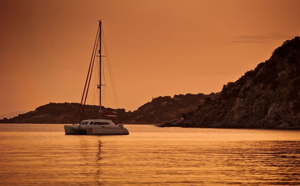 Velero junto a la costa al atardecer